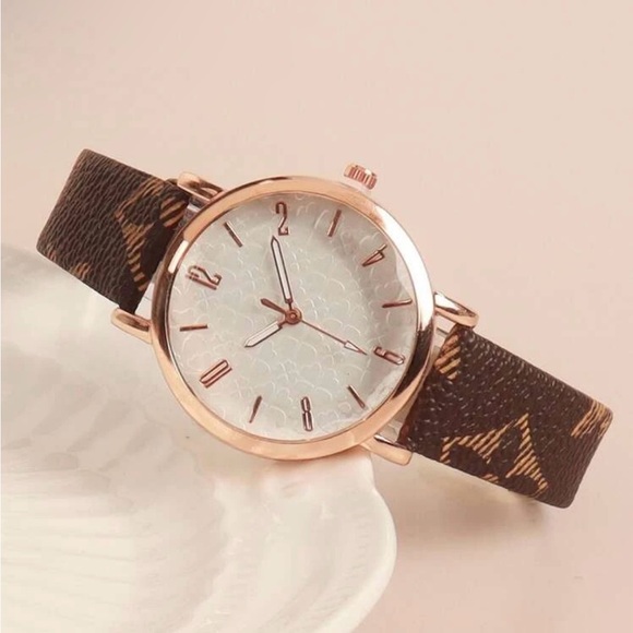 Elegant Brown and Gold Women's Watch - Picture 3 of 3